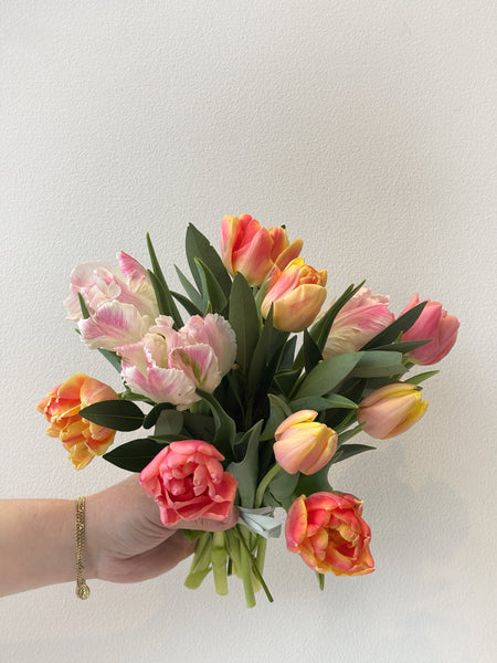 Bouquet de tulipes doubles et perroquets locales au format plus court que prévu