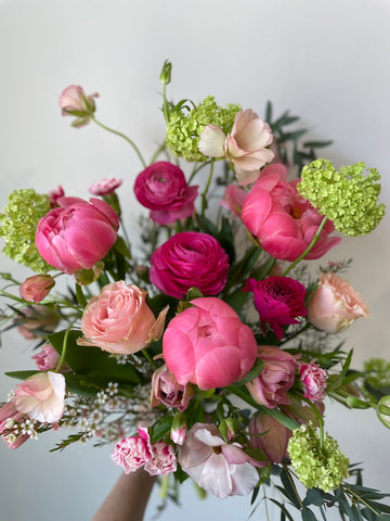 Bouquet de pivoines et fleurs du moment ton de rose