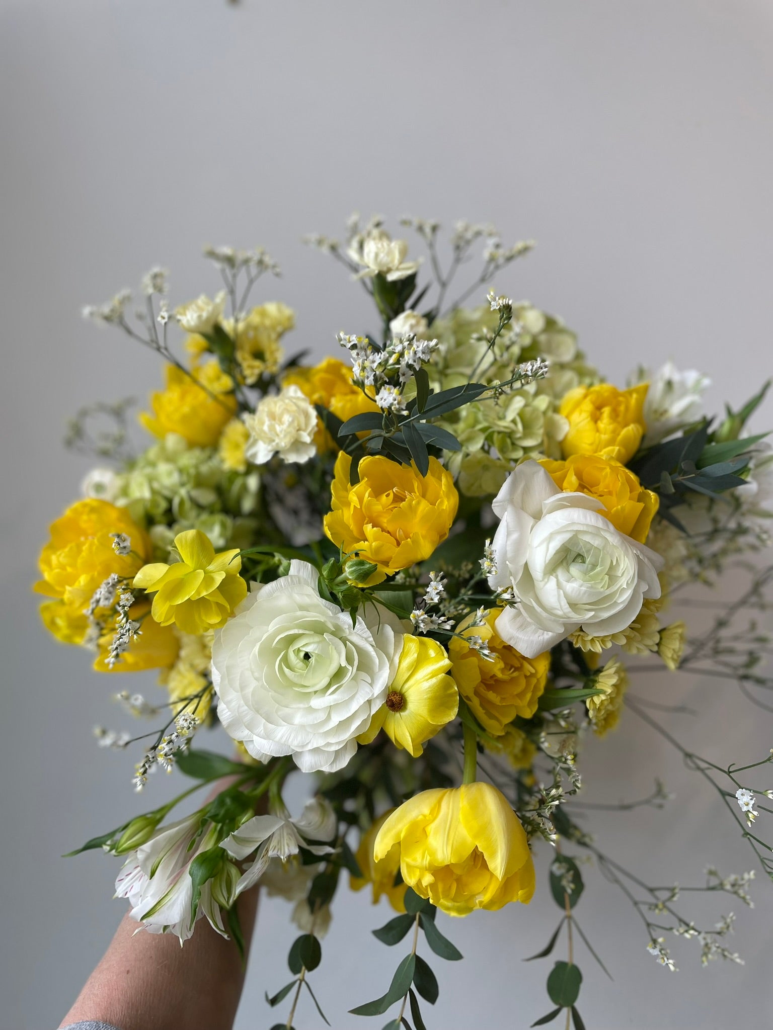 Bouquet in yellow and white of the moment