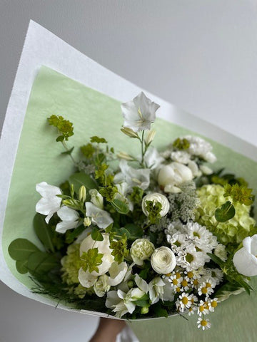 Bouquet tones of white and soft green